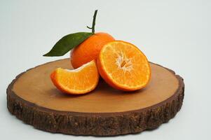 groep van oranje fruit bestaat van geheel, stuk en voor de helft oranje Aan hout geïsoleerd Aan wit achtergrond foto
