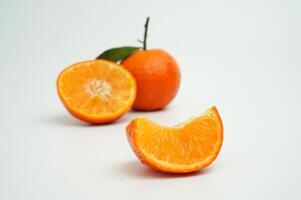 groep van oranje fruit bestaat van geheel, stuk en voor de helft oranje geïsoleerd Aan wit achtergrond foto