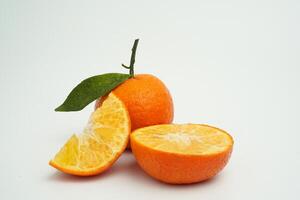 groep van oranje fruit bestaat van geheel, stuk en voor de helft oranje geïsoleerd Aan wit achtergrond foto