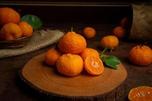 vers oranje fruit dichtbij omhoog schot. filmische stijl, donker humeur fotografie. oranje fruit Aan de snijdend bord foto