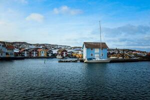 boten en huizen Aan pittoreske Zweeds waterkant foto