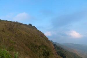 landschap visie naar berg piek. route hoofden naar de bergtop visie punt phu langka. Bij phu langka phayao provincie van Thailand. foto