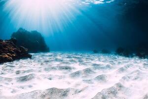 tropisch blauw oceaan met wit zand en koraal rif onderwater- in Hawaii foto