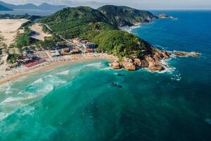 populair vakantie strand met kaap en oceaan met golven in Brazilië. antenne visie foto