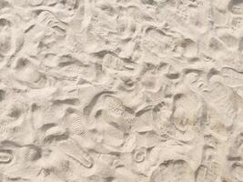 prima zand met veel voet stap Aan strand foto