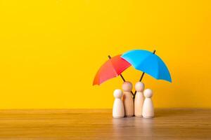 paraplu en houten pop figuren. foto