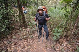 Aziatisch dik trekker hikking Aan khao san nok wua mountian Bij kanchanaburi. foto