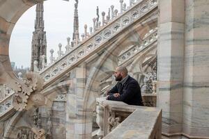 gelukkig Mens in voorkant van duomo Milaan kathedraal foto