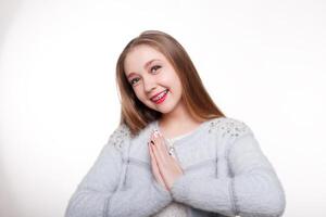 gezond, mooi glimlach, de kind naar de tandarts.portret van een weinig meisje met orthodontisch toestel . foto