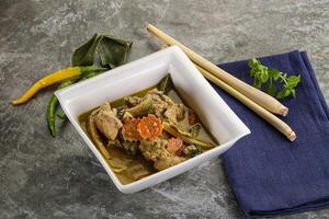 Thais groen kerrie soep met basilicum foto