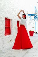 vakantie humeur. brunette vrouw in rood zomer jurk foto