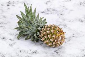 zoet biologisch rijp tropisch ananas foto