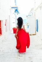 vakantie humeur. brunette vrouw in rood zomer jurk foto