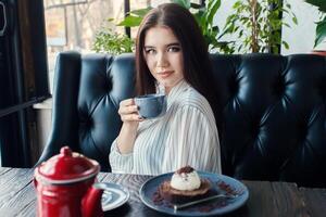 jong gelukkig vrouw lezing mooi zo nieuws Aan haar mobiel telefoon foto