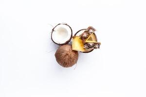 ananas en kokosnoot Aan een wit achtergrond foto