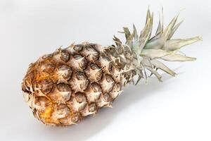 ananas op een witte achtergrond foto