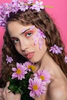 mooi meisje met bloemen in in haar- foto