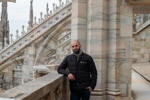 gelukkig Mens in voorkant van duomo Milaan kathedraal foto