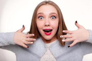 gezond, mooi glimlach, de kind naar de tandarts.portret van een weinig meisje met orthodontisch toestel . foto