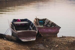 oud visvangst boot afdrijven Aan rivier- foto