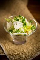 licht voorjaar salade met bloemkool, groen uien foto