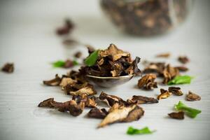 droog Woud eetbaar champignons Aan houten tafel foto