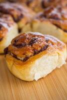 gekookt gebakken zoet bun broodjes met chocola vulling foto