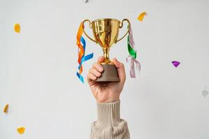 ai gegenereerd zege viering met gouden trofee en confetti foto