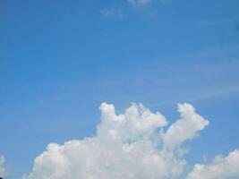 blauwe lucht en witte wolken foto