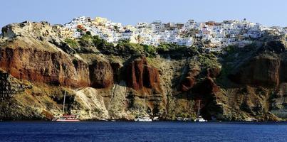 witte huizen die zich vastklampen aan de kliffen in santorini, griekenland foto