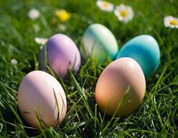 ai gegenereerd kleurrijk Pasen eieren liggen Aan de gras, verlichte door mooi zonnig geel licht foto