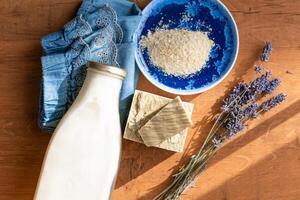 eigengemaakt de was, Marseille geraspt zeep, doe-het-zelf, Doen het jezelf, nul afval, eco vriendelijk, natuurlijk Product voor wassen en schoonmaak met lavendel foto