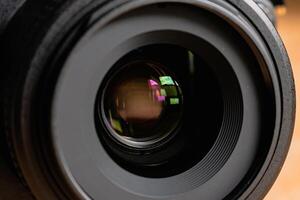 reflex camera of dslr met reflectie Aan lens, fotograaf apparatuur, voor professioneel en agentschap foto