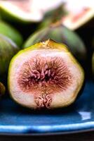 fig fruit Aan een bord, ficus carica foto