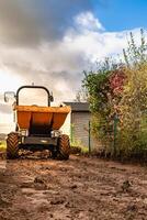 dump vrachtauto naar vervoer grind naar een grondverzet plaats foto