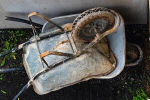 kruiwagen, bouw plaats gereedschap voor vervoeren materialen, grind, beton foto