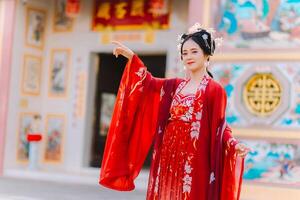 vrouw jurk China nieuw jaar. portret van een vrouw. persoon in traditioneel kostuum. vrouw in traditioneel kostuum. mooi jong vrouw in een helder rood jurk en een kroon van Chinese koningin poseren. foto