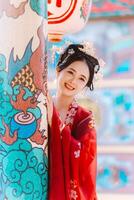 vrouw jurk China nieuw jaar. portret van een vrouw. persoon in traditioneel kostuum. vrouw in traditioneel kostuum. mooi jong vrouw in een helder rood jurk en een kroon van Chinese koningin poseren. foto