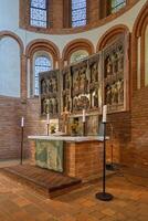 lehnin, duitsland, 2021, voormalig cisterciënzer lehnin klooster, st Maria gotisch kerk altaar en triptiek, brandenburg, Duitsland foto
