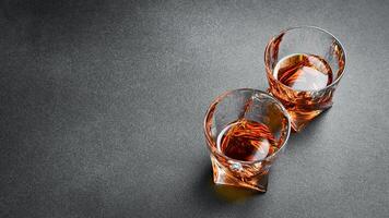 twee bril van sterk alcohol whisky, rum of bourbon. sterk oud alcoholisch drankjes. foto