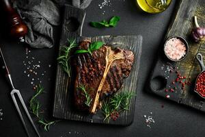 de t-bone of portier steak van rundvlees besnoeiing van de kort lendenen. steakst-vormig bot met vlees Aan elk kant. banier, catering menu recept plaats voor tekst. foto