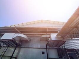 lucht behandeling eenheid installatie Aan de gebouw fabriek. foto