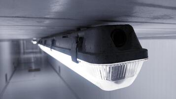 detailopname van een installatie een lang LED licht lamp Aan de plafond gang kamer. foto