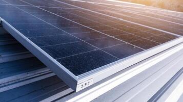 fotovoltaïsche zonne- panelen gemonteerd Aan gebouw dak voor produceren schoon ecologisch elektriciteit Bij zonsondergang. fotovoltaïsch panelen Aan de dak.zicht van zonne- panelen in de bouwen, hernieuwbaar energie concept foto