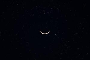 halve maan maan in de donker nacht. foto