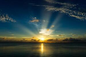 zonsondergang lucht Aan de meer foto