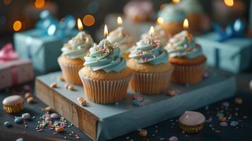 ai gegenereerd een tafel gevulde met cupcakes, kaarsen, en presenteert, symboliseert de essence van verjaardagen. foto