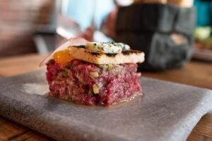 steak tandsteen met romig dooier en geroosterd brioche met salie boter en wijn foto