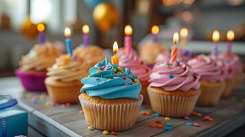 ai gegenereerd een tafel gevulde met cupcakes, kaarsen, en presenteert, symboliseert de essence van verjaardagen. foto