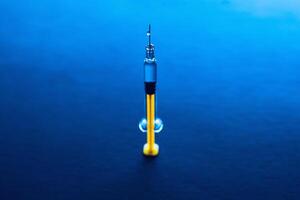 geel glas medisch injectiespuit over- donker achtergrond foto